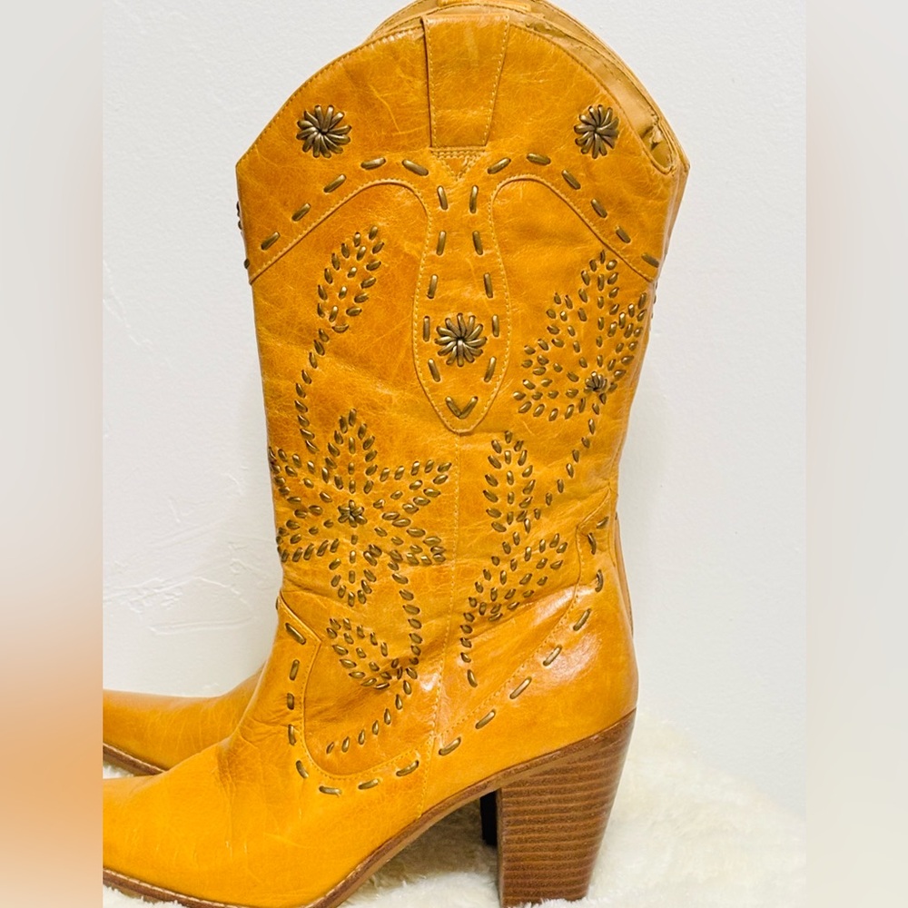 Vintage Western Heeled Boots - Picture 2 of 16